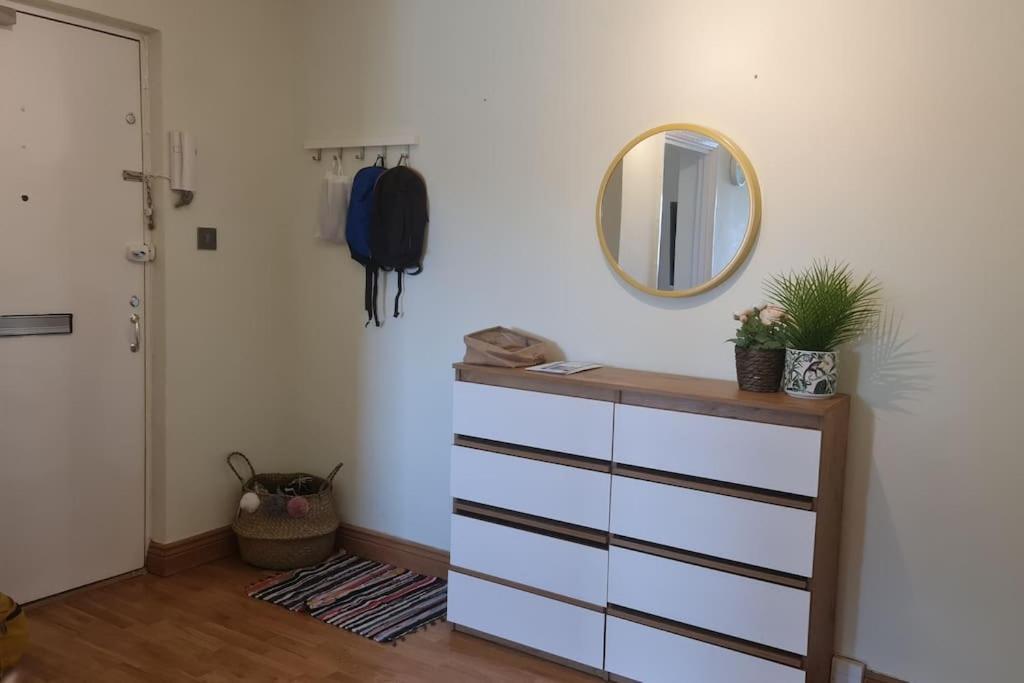 Bright & Lovely & Apartment Whetstone Esterno foto